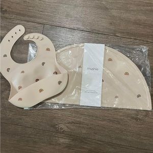 Mushie placemat & bib
